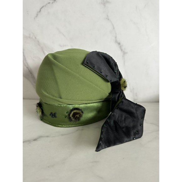 1920s Green Cloche Hat – Perfect for Flapper Costume or Roaring 20s Party! - Picture 1 of 11